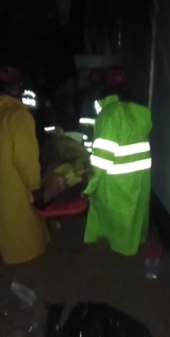 yagmur sonrasi su basan evlerde mahsur kalanlar kurtarildi 2 A9a4y9Um