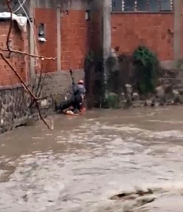 yagmur sulari yukseldi cayda mahsur kalan vatandasi itfaiye kurtardi 5 s6MAvBZS