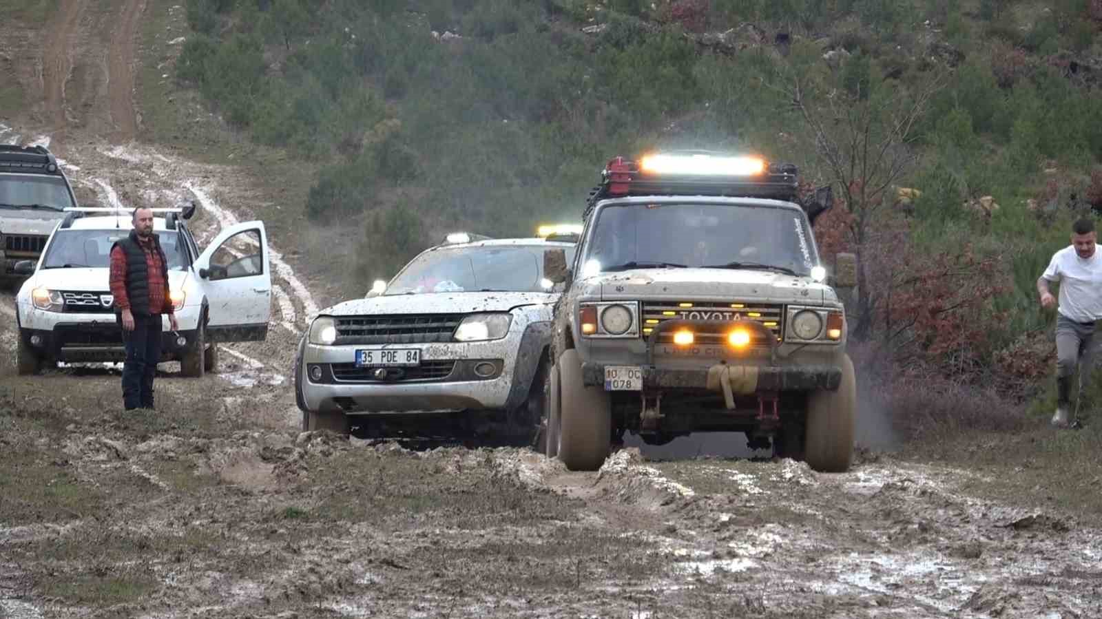 yagmur ve camur off road tutkunlarini durduramadi 2 HzgFAQcr