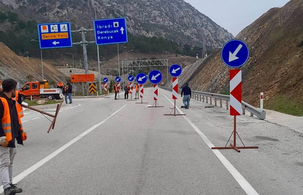 yagmur ve sel sularinin kapattigi antalya konya kara yolunda sular henuz cekilmedi 5 fgCjnMn3