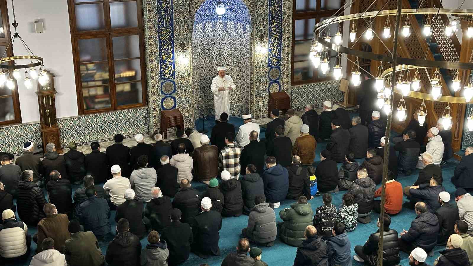 Yağmura rağmen camiler bayram namazı için dolup taştı 5 yagmura ragmen camiler bayram namazi icin dolup tasti 1 R2kFPAeL