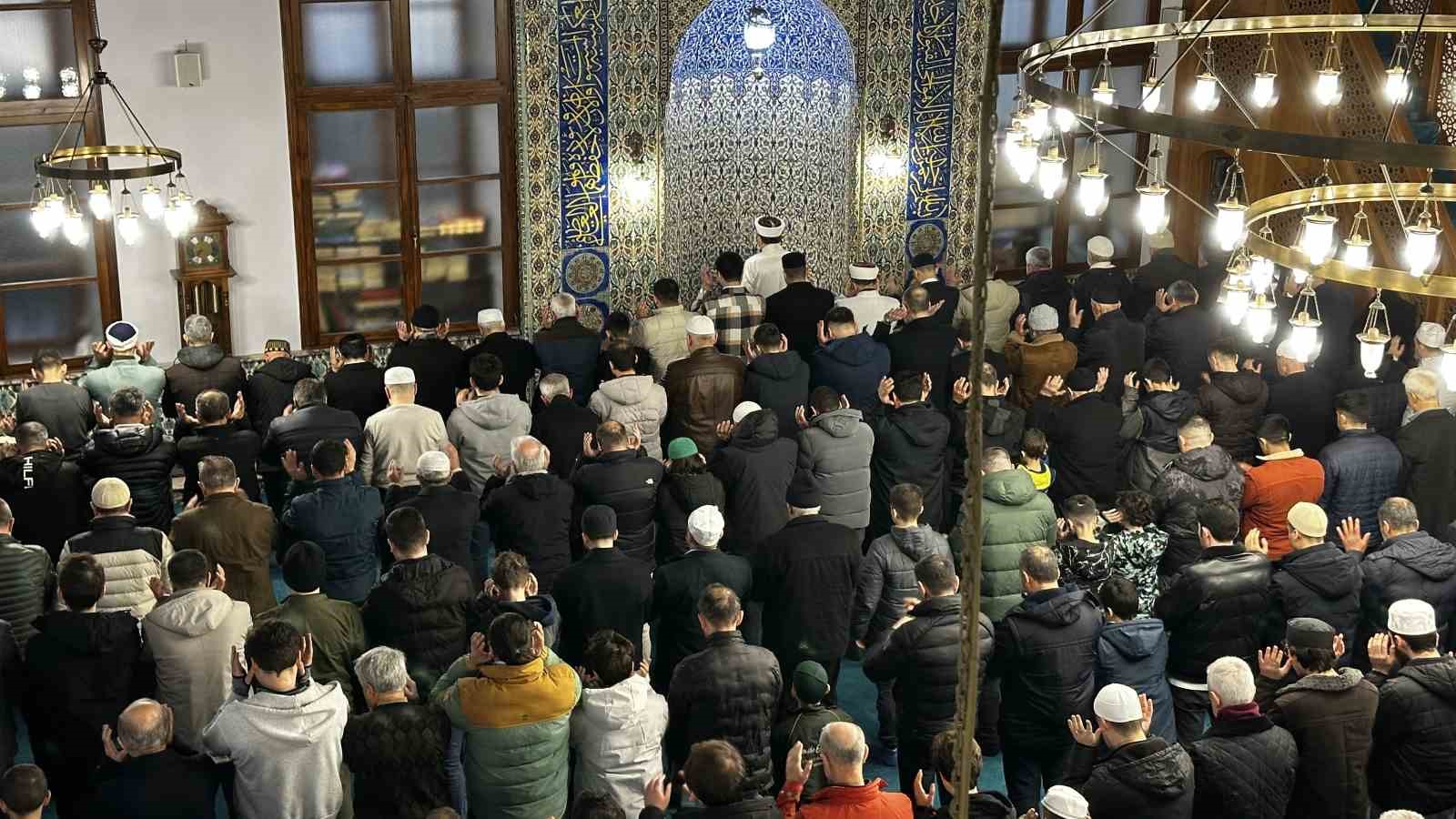 Yağmura rağmen camiler bayram namazı için dolup taştı 6 yagmura ragmen camiler bayram namazi icin dolup tasti 2 XX9NsLeH