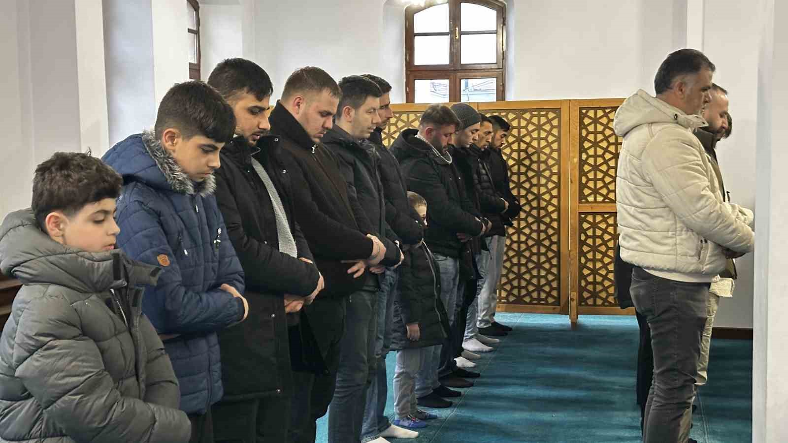 Yağmura rağmen camiler bayram namazı için dolup taştı 8 yagmura ragmen camiler bayram namazi icin dolup tasti 4 f99USnV1