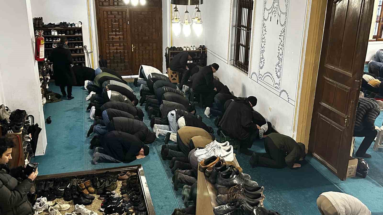 Yağmura rağmen camiler bayram namazı için dolup taştı 9 yagmura ragmen camiler bayram namazi icin dolup tasti 5 NJHYXa3S