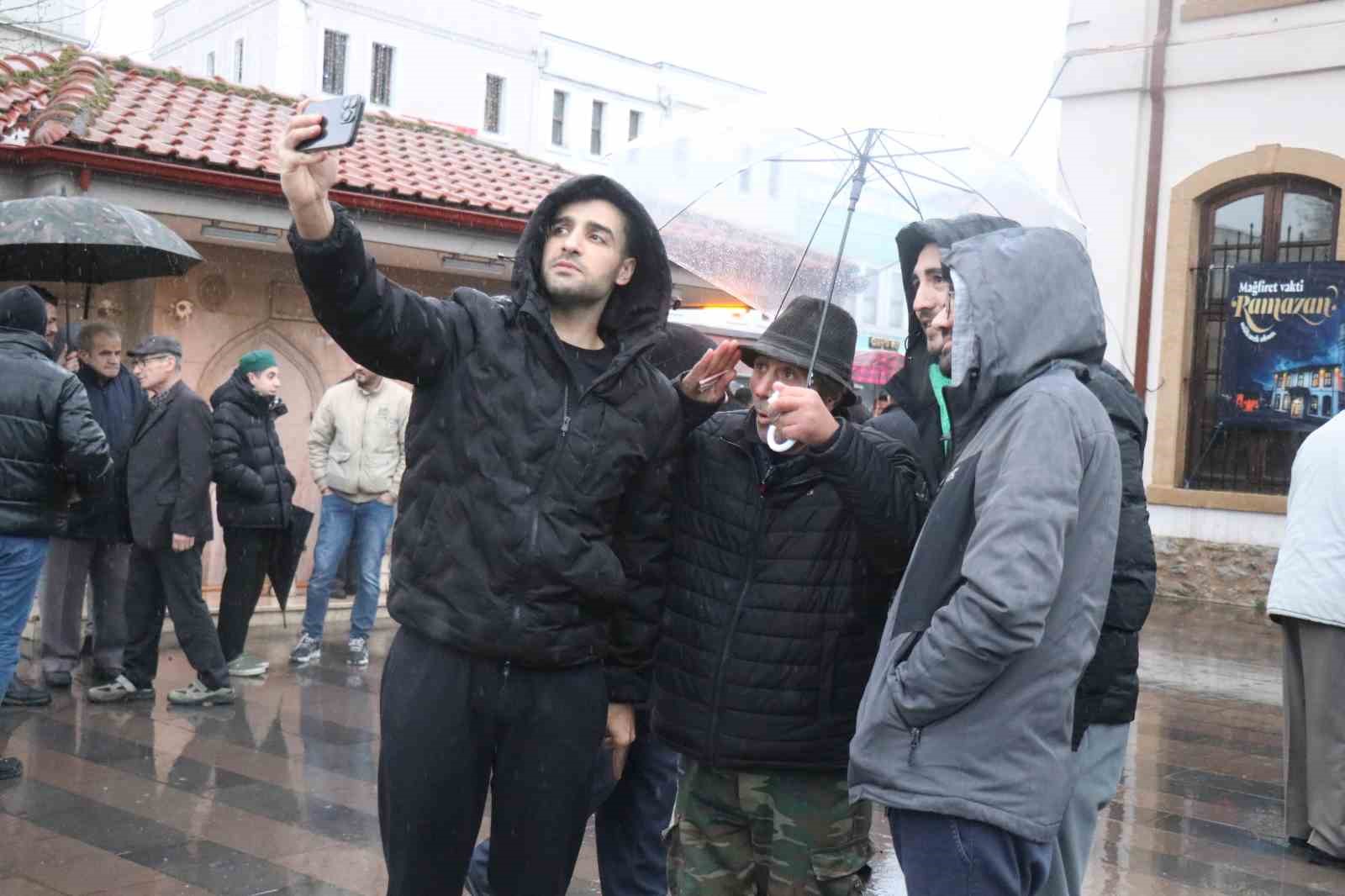 Yağmura rağmen camiler bayram namazı için dolup taştı 11 yagmura ragmen camiler bayram namazi icin dolup tasti 7