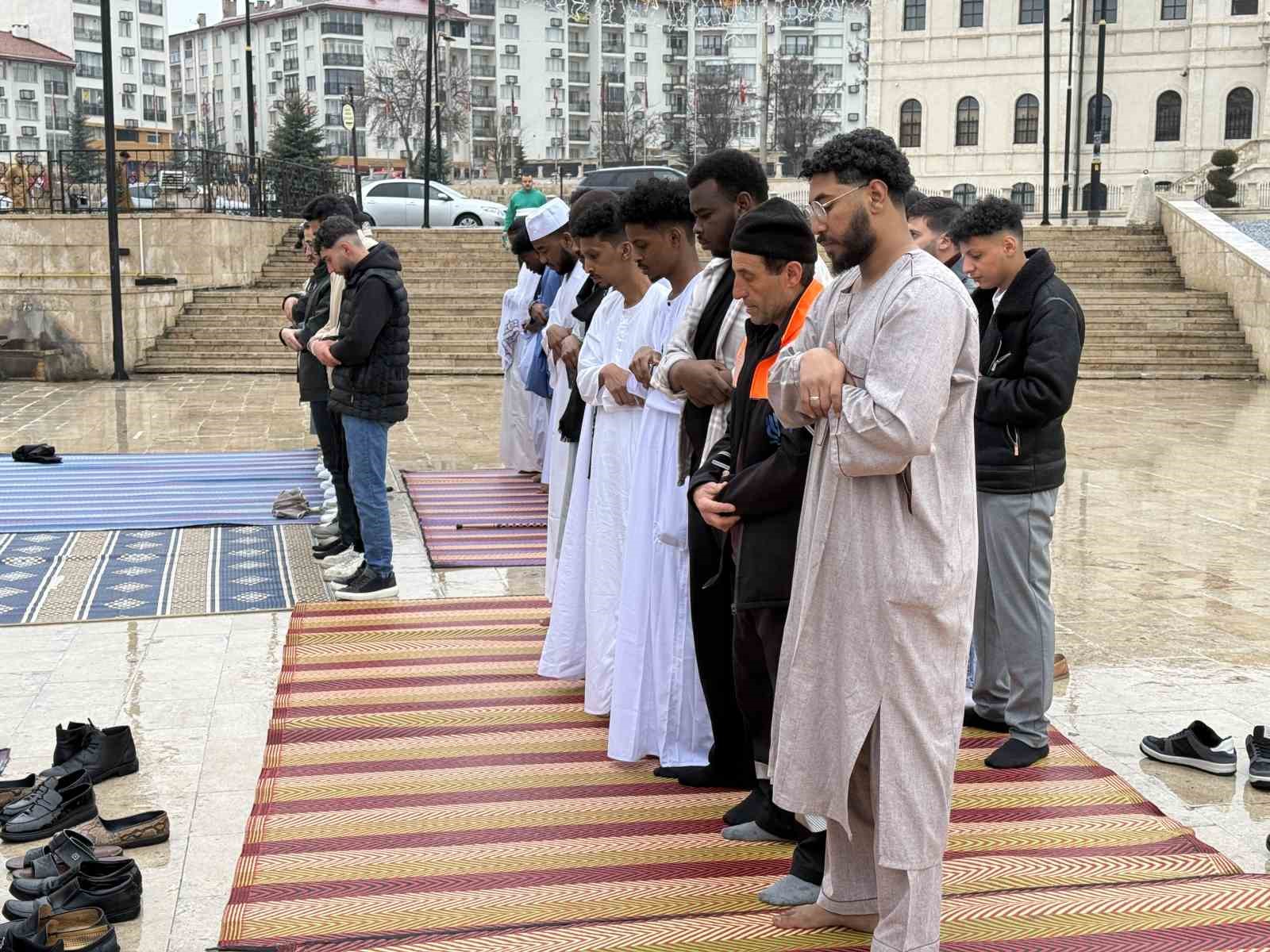Yağmura rağmen dışarıda saf tuttular: 4 asırlık camide bayram namazı kıldılar 5 yagmura ragmen disarida saf tuttular 4 asirlik camide bayram namazi kildilar 1 kjSjOah7
