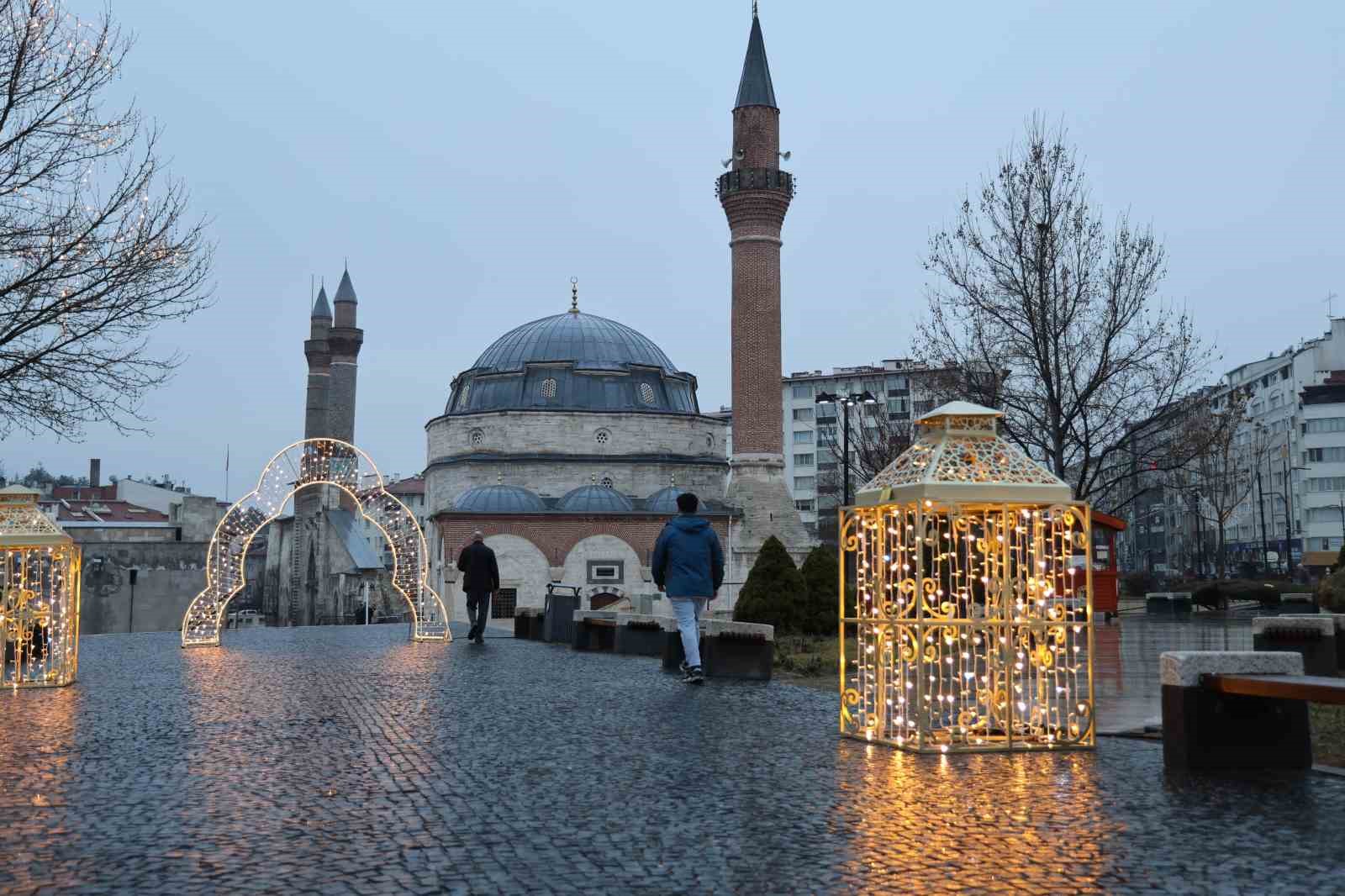 Yağmura rağmen dışarıda saf tuttular: 4 asırlık camide bayram namazı kıldılar 7 yagmura ragmen disarida saf tuttular 4 asirlik camide bayram namazi kildilar 3 4JHGNKdH