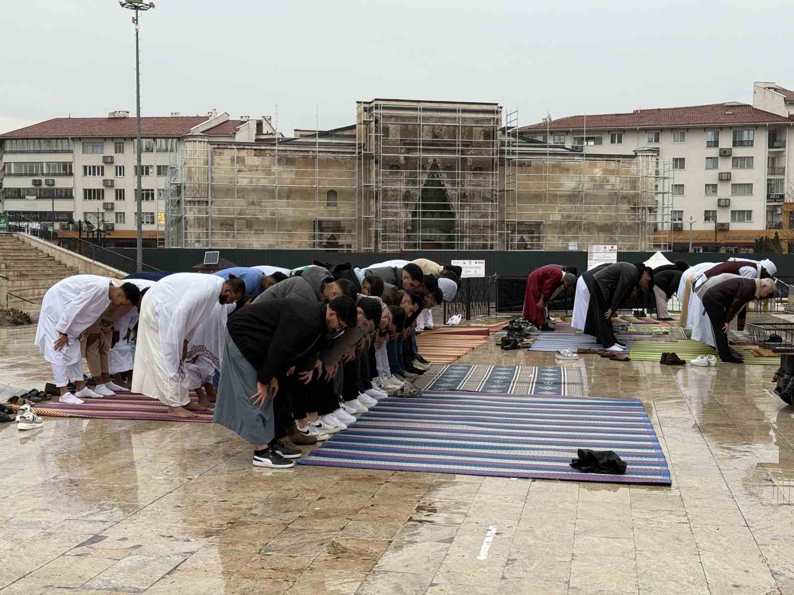 Yağmura rağmen dışarıda saf tuttular: 4 asırlık camide bayram namazı kıldılar 8 yagmura ragmen disarida saf tuttular 4 asirlik camide bayram namazi kildilar 4 qnKRb6Gv