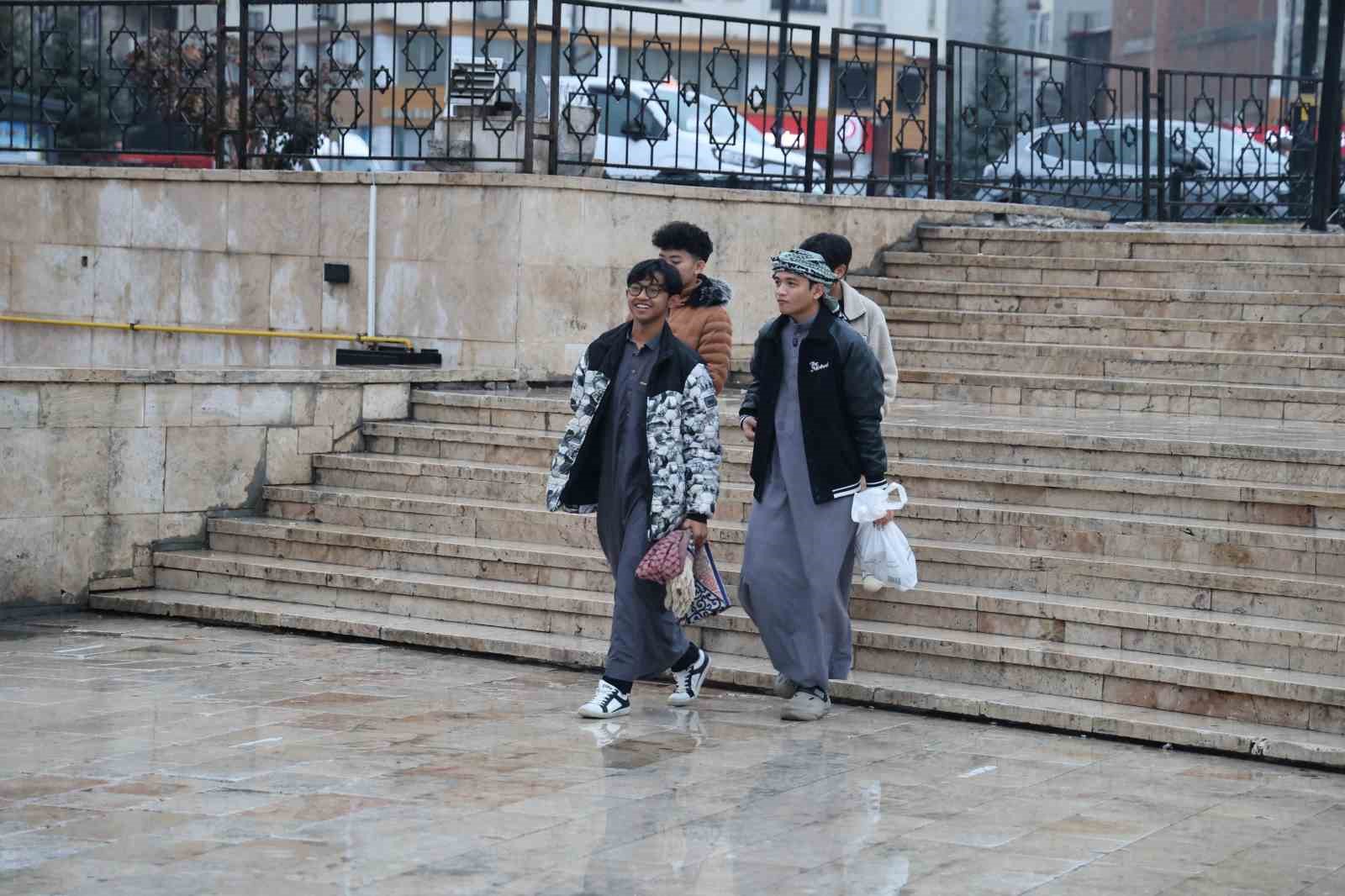 Yağmura rağmen dışarıda saf tuttular: 4 asırlık camide bayram namazı kıldılar 9 yagmura ragmen disarida saf tuttular 4 asirlik camide bayram namazi kildilar 5 8rBmMi4w