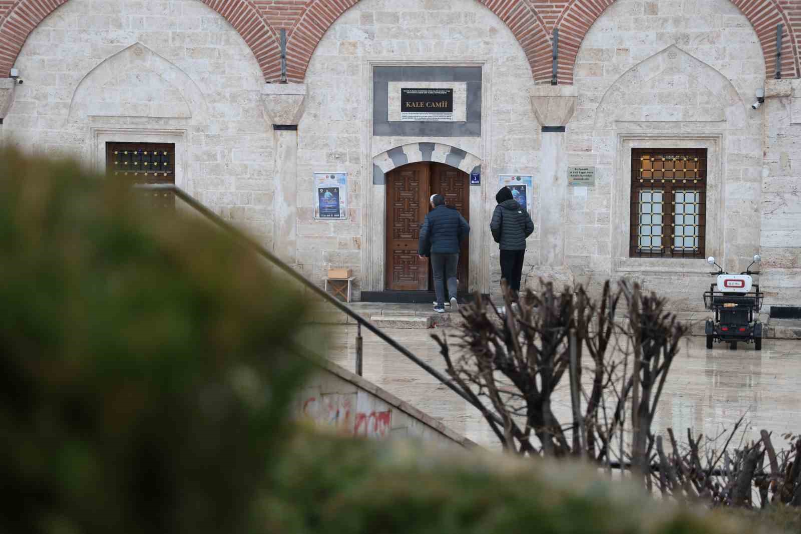 Yağmura rağmen dışarıda saf tuttular: 4 asırlık camide bayram namazı kıldılar 10 yagmura ragmen disarida saf tuttular 4 asirlik camide bayram namazi kildilar 6 3MGjeAK2