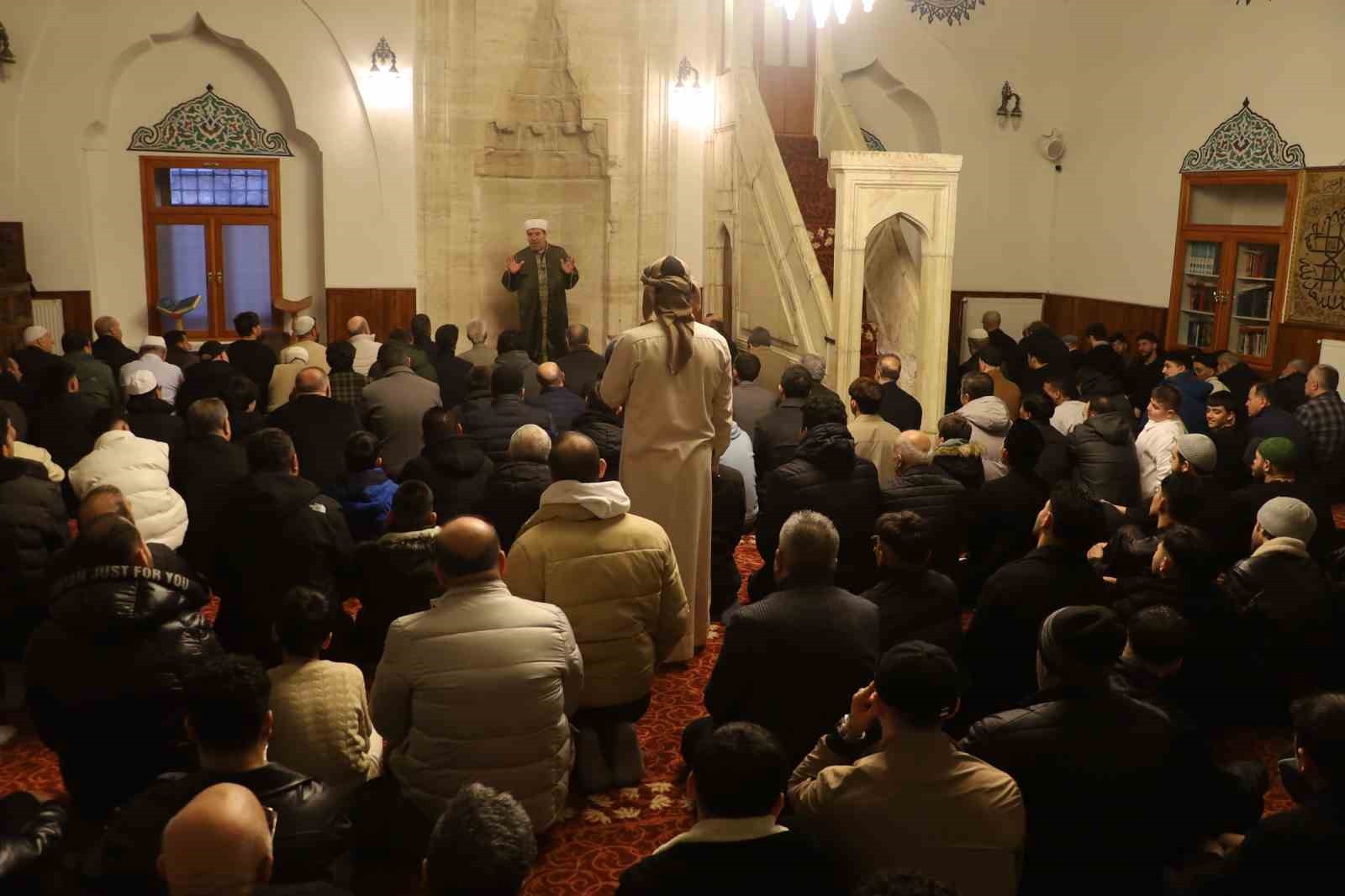 Yağmura rağmen dışarıda saf tuttular: 4 asırlık camide bayram namazı kıldılar 11 yagmura ragmen disarida saf tuttular 4 asirlik camide bayram namazi kildilar 7 siMVsyWf