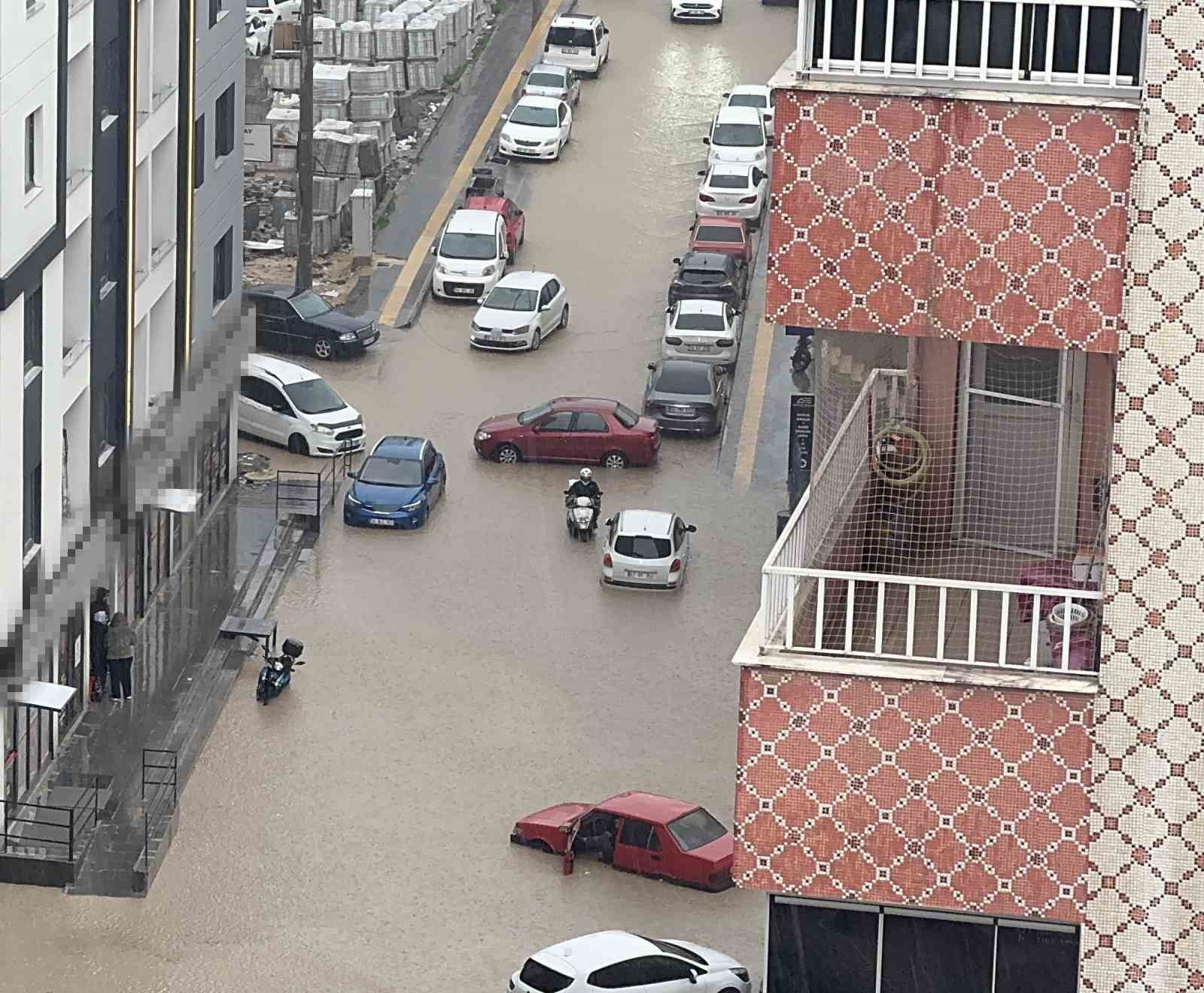yagmurda mahsur kalan motosikletli careyi otomobilin uzerine cikmakta buldu 1 7DMFsE2w