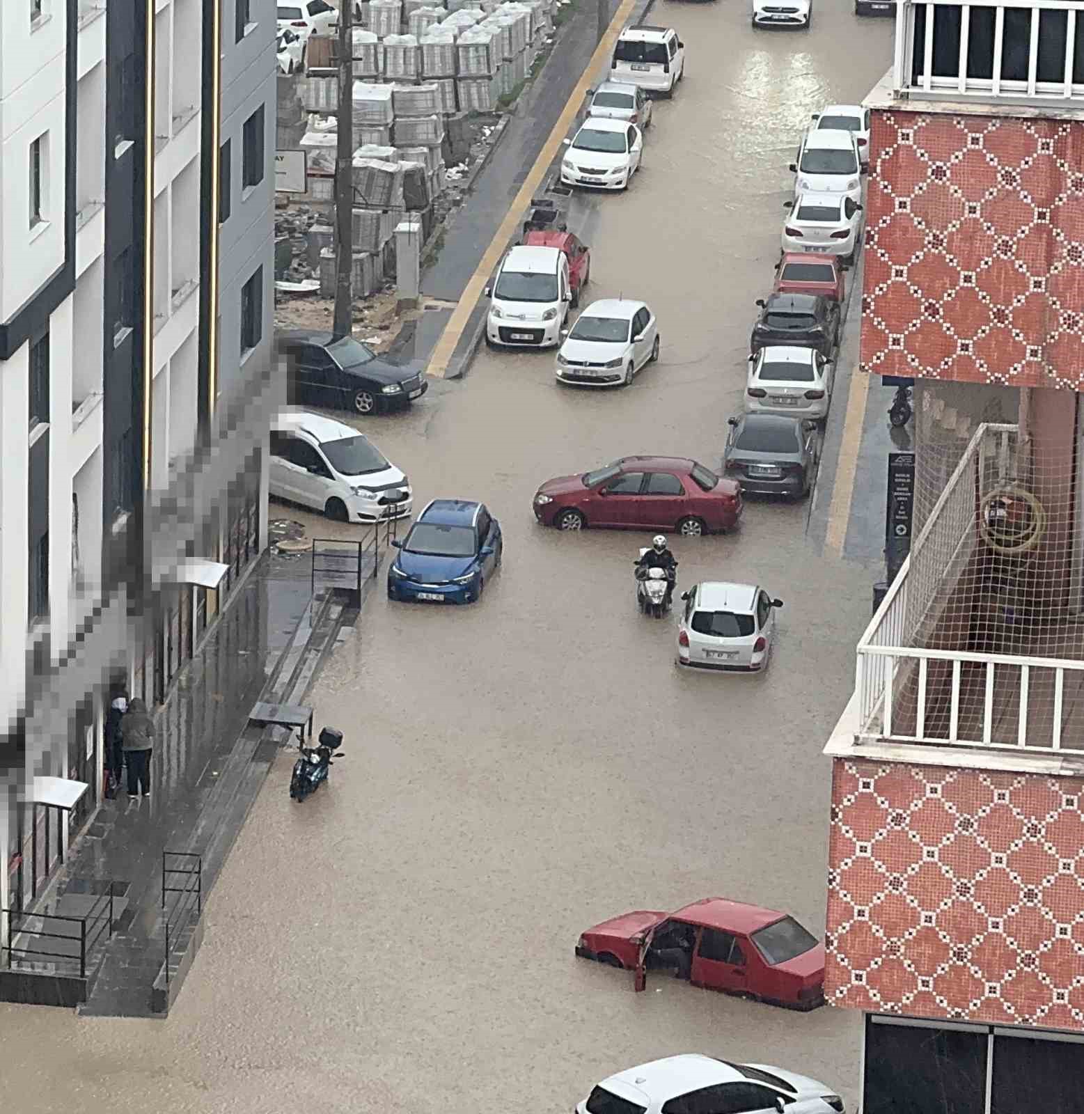yagmurda mahsur kalan motosikletli careyi otomobilin uzerine cikmakta buldu 2 rbY2qWNP