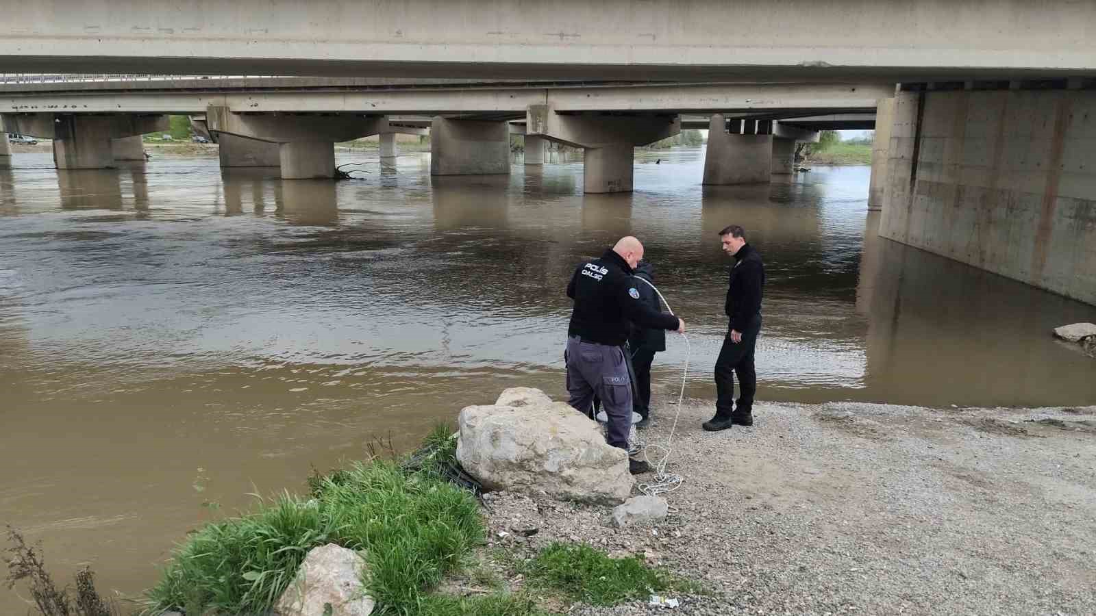 yagmurdan yukselen dere araciyla kopru altindan gecmek isteyen yasli adami yuttu 2 MhPEDtwd