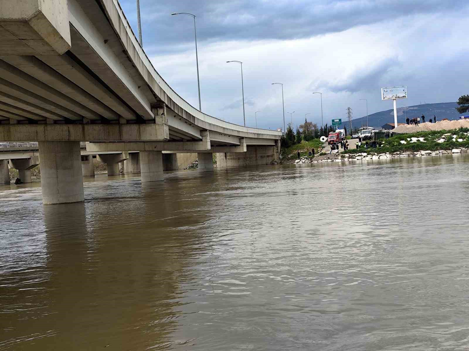 yagmurdan yukselen dere araciyla kopru altindan gecmek isteyen yasli adami yuttu 5 fstQviA3