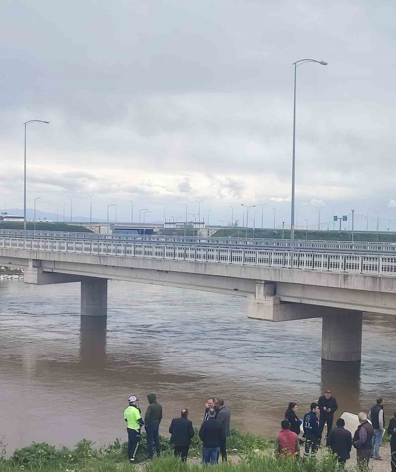 yagmurdan yukselen dere araciyla kopru altindan gecmek isteyen yasli adami yuttu 7 wuYvyWVq