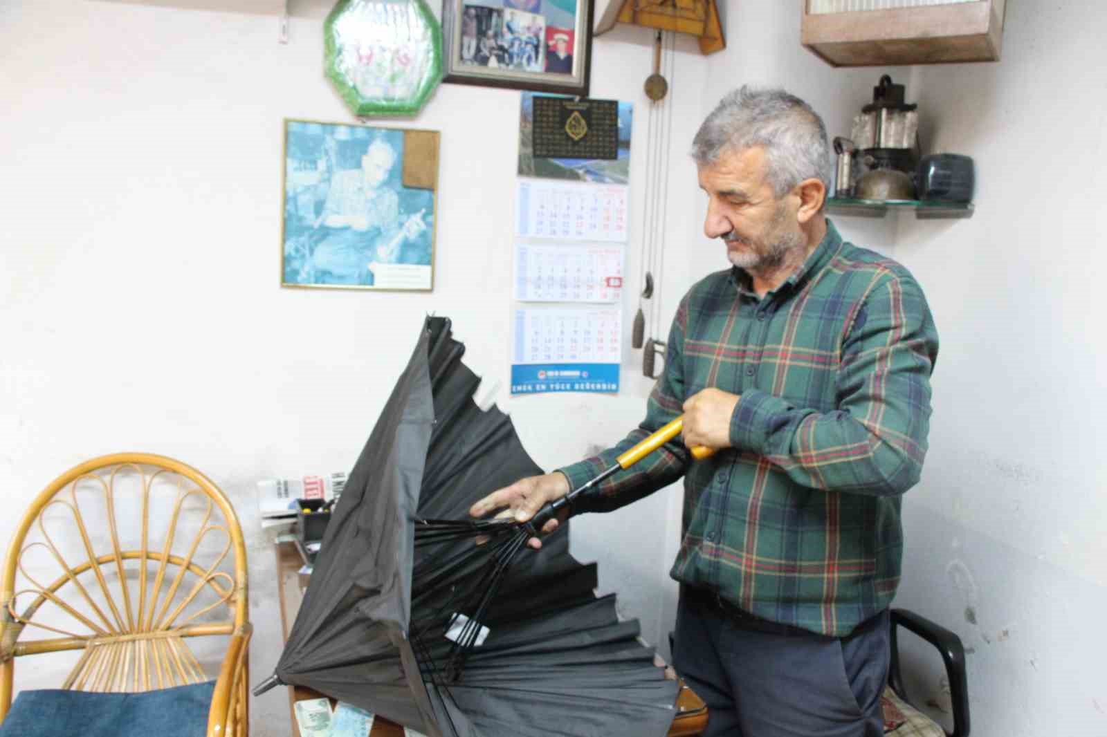yagmurun baskentinde 40 yildir semsiye tamir ediyor 1 NrbDWvpF