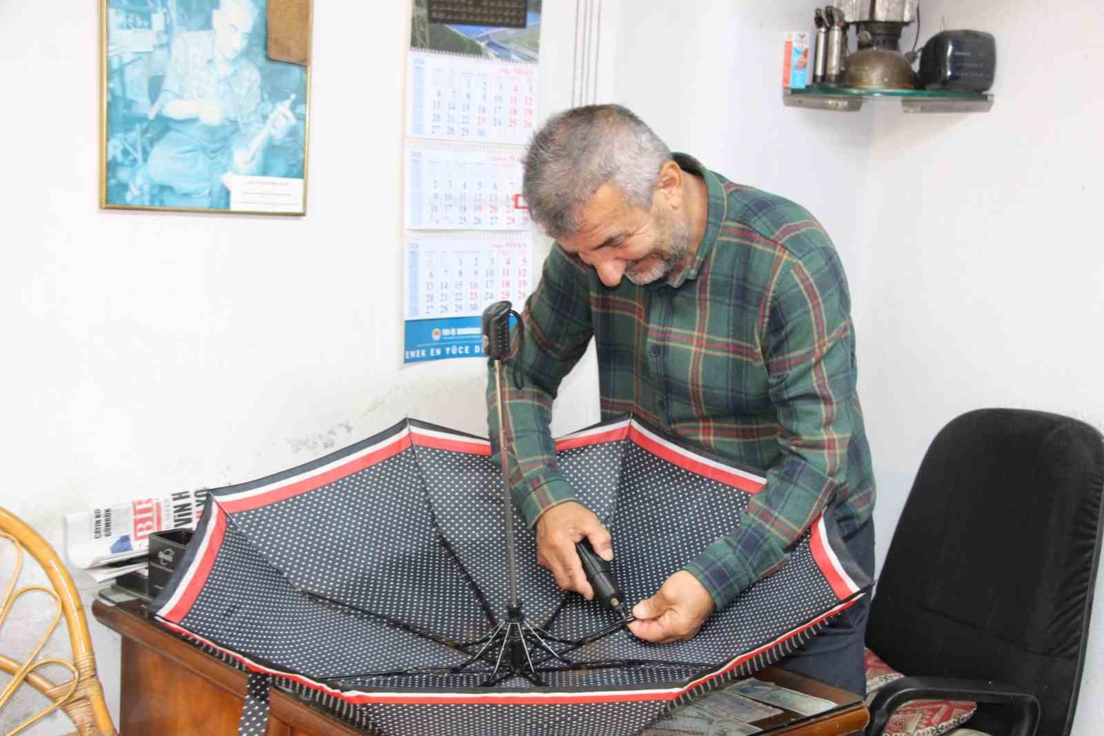 yagmurun baskentinde 40 yildir semsiye tamir ediyor 3