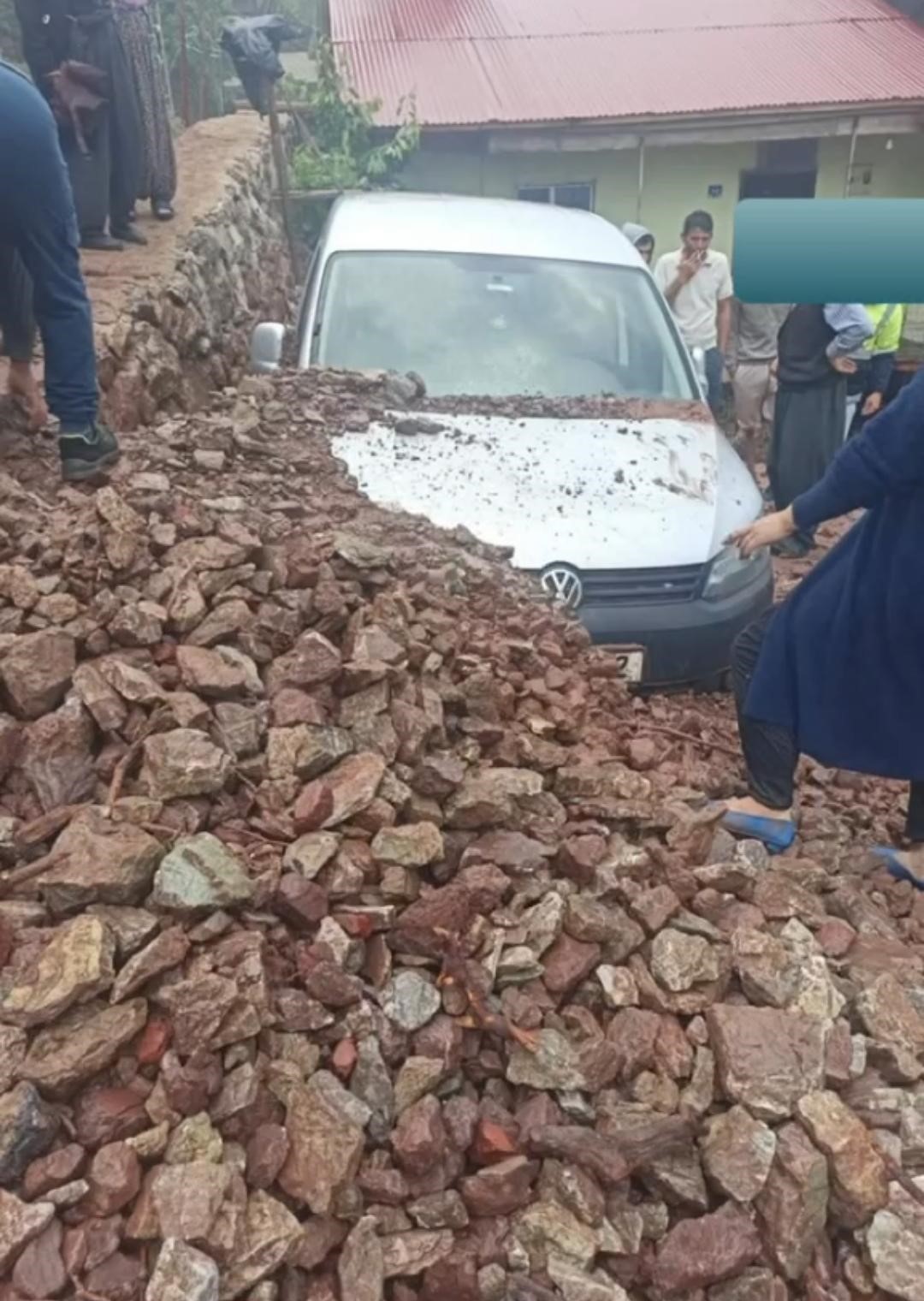 yahyalida yagis sele neden oldu evler araclar zarar gordu 1 7YXaN11a