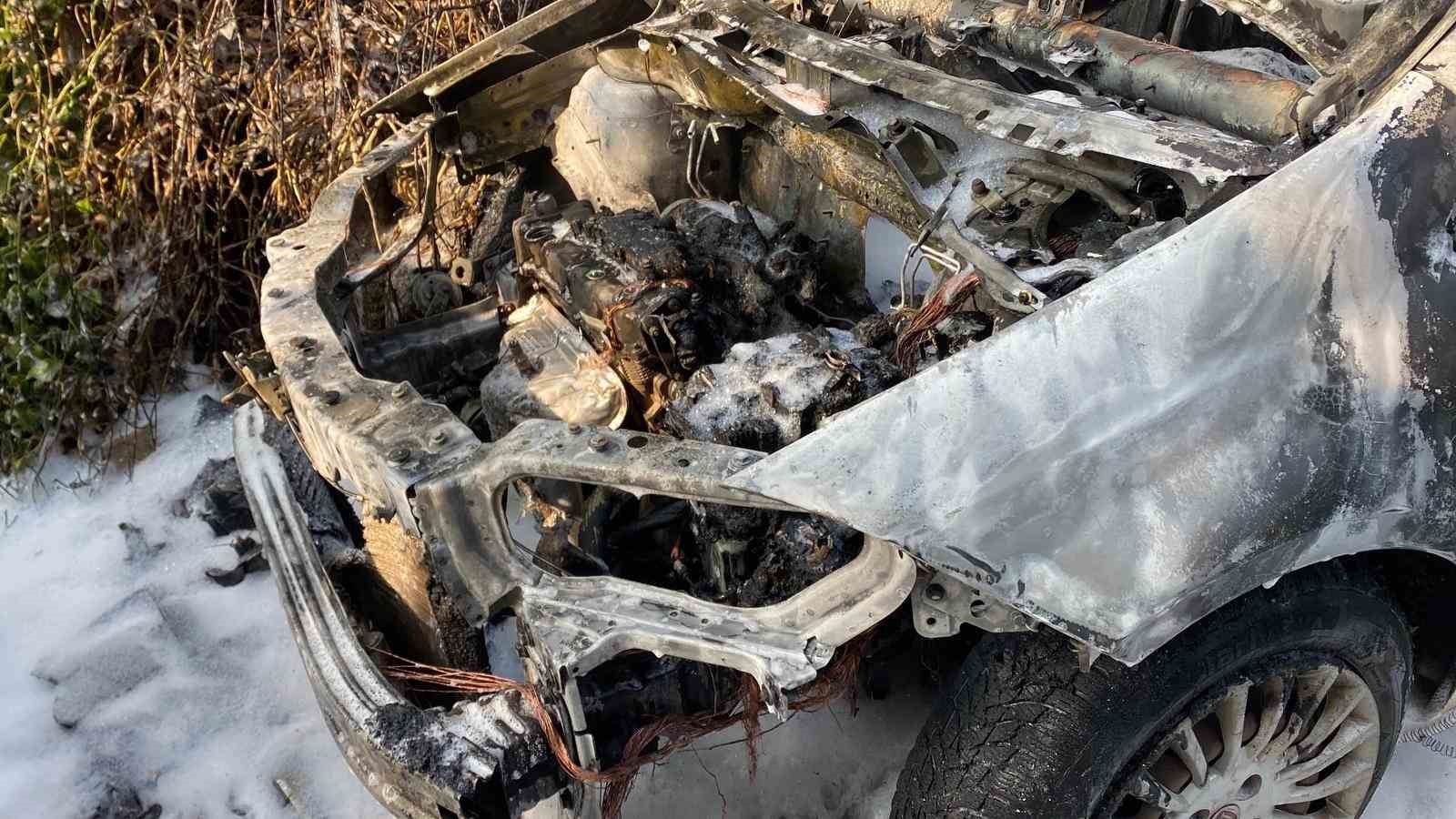 yakit aldiktan sonra otomobil alev aldi 2 arac kullanilamaz hale geldi 1 FA4yadCS