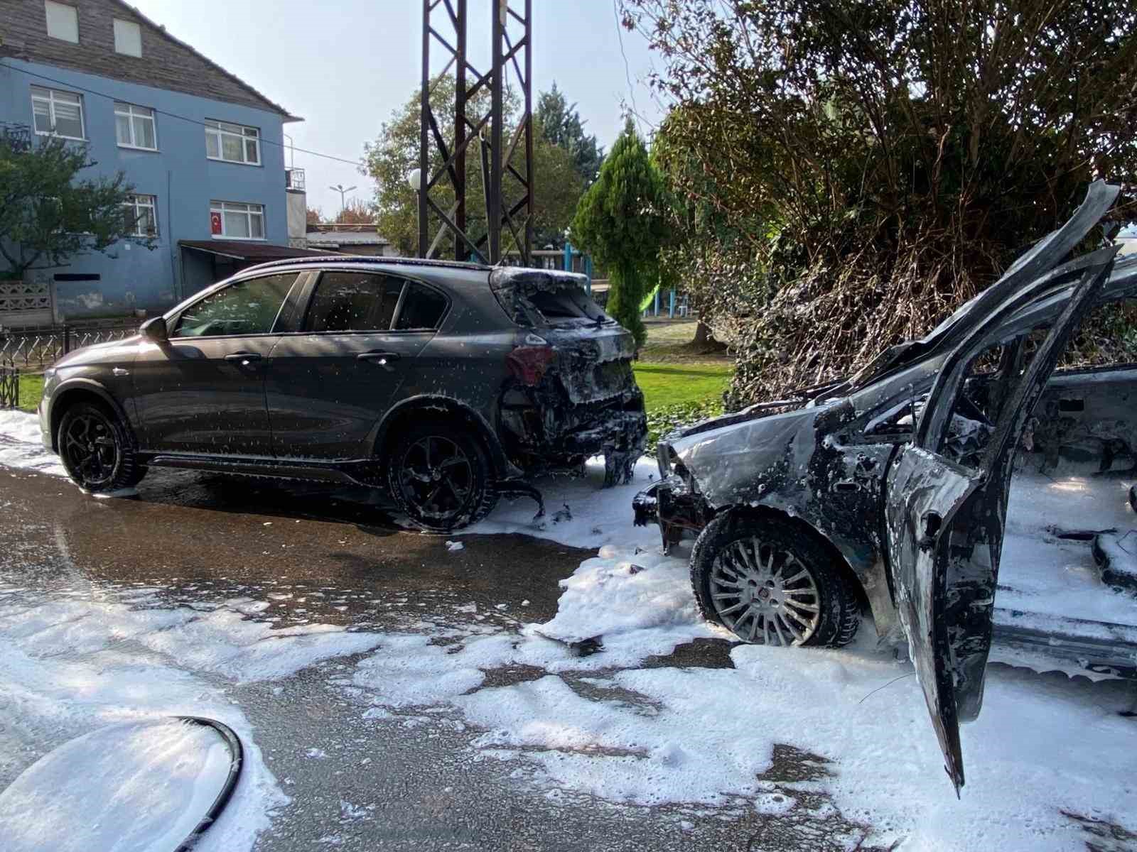 yakit aldiktan sonra otomobil alev aldi 2 arac kullanilamaz hale geldi 2 wwVzPLDw