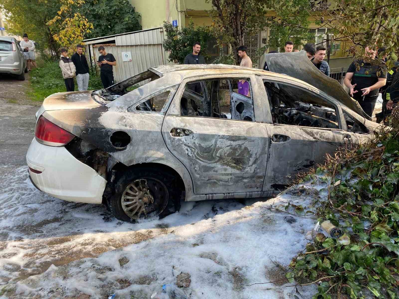 yakit aldiktan sonra otomobil alev aldi 2 arac kullanilamaz hale geldi 3 e85fg3ZA