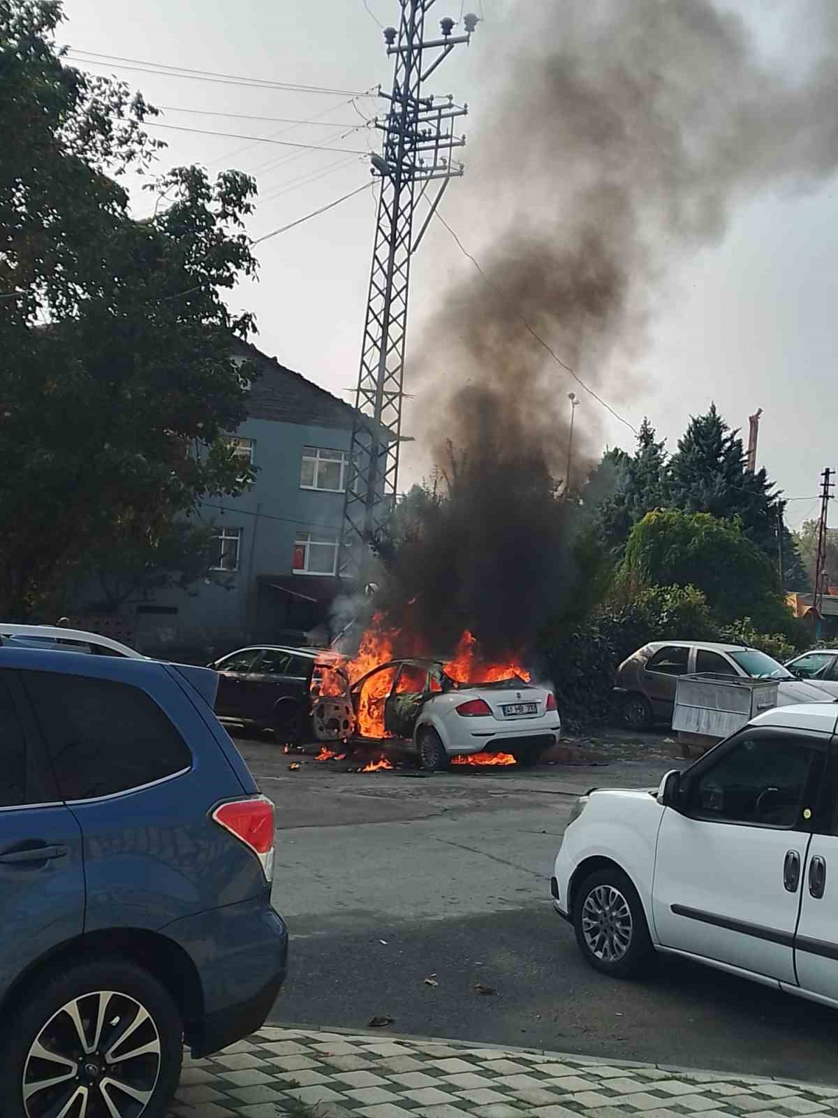 yakit aldiktan sonra otomobil alev aldi 2 arac kullanilamaz hale geldi 6 rA8RaJuk