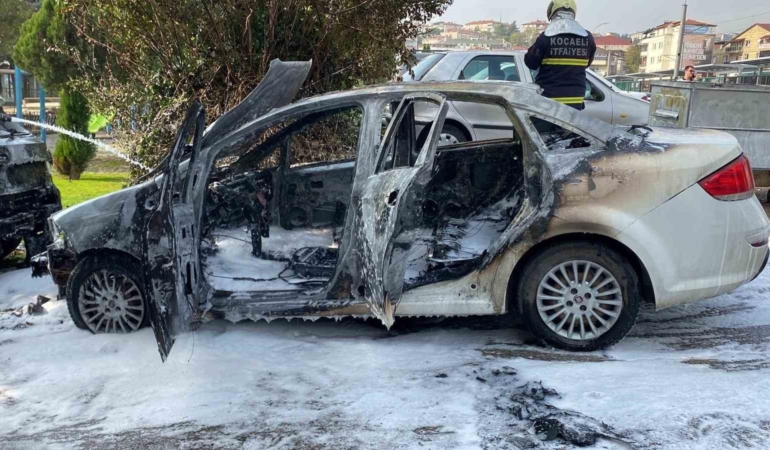 yakit-aldiktan-sonra-otomobil-alev-aldi-2-arac-kullanilamaz-hale-geldi-gDSI2ISJ.jpg