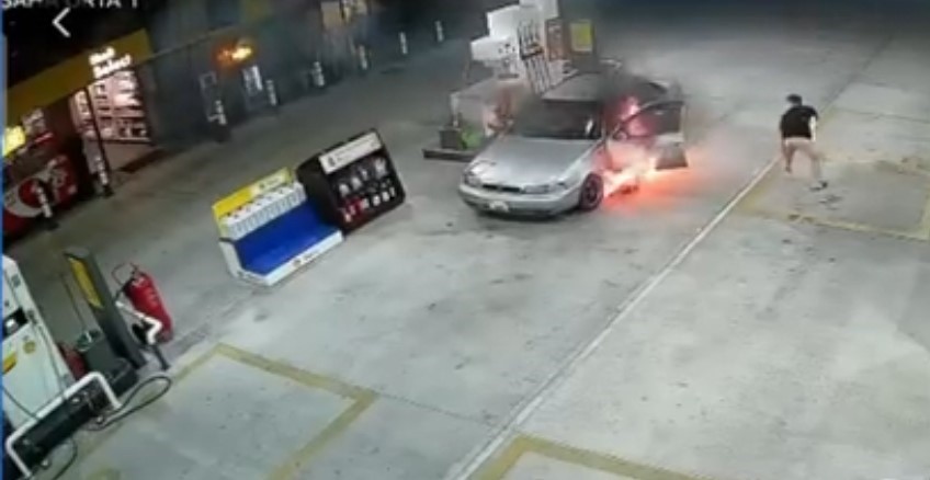 Yakıt almaya geldi, aracı alev topuna döndü 4 yakit almaya geldi araci alev topuna dondu 0 5yD3DHOf
