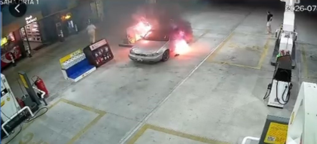 Yakıt almaya geldi, aracı alev topuna döndü 5 yakit almaya geldi araci alev topuna dondu 1