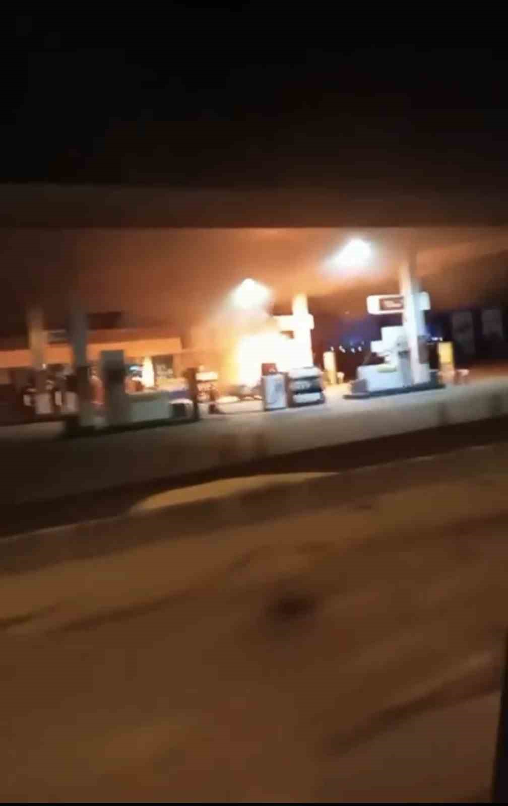 Yakıt almaya geldi, aracı alev topuna döndü 8 yakit almaya geldi araci alev topuna dondu 4 BBsmewMD