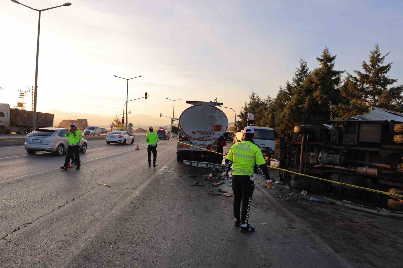 yakit tankerine carpan kamyonetin soforu hayatini kaybetti 3 tJY96yUw
