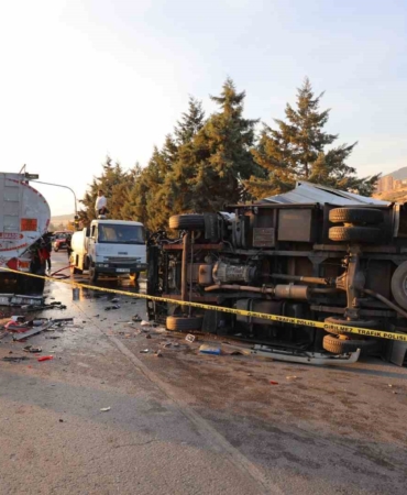 yakit-tankerine-carpan-kamyonetin-soforu-hayatini-kaybetti-J9GRQkPn.jpg