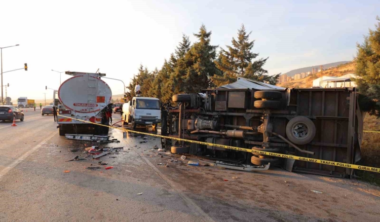 yakit-tankerine-carpan-kamyonetin-soforu-hayatini-kaybetti-J9GRQkPn.jpg