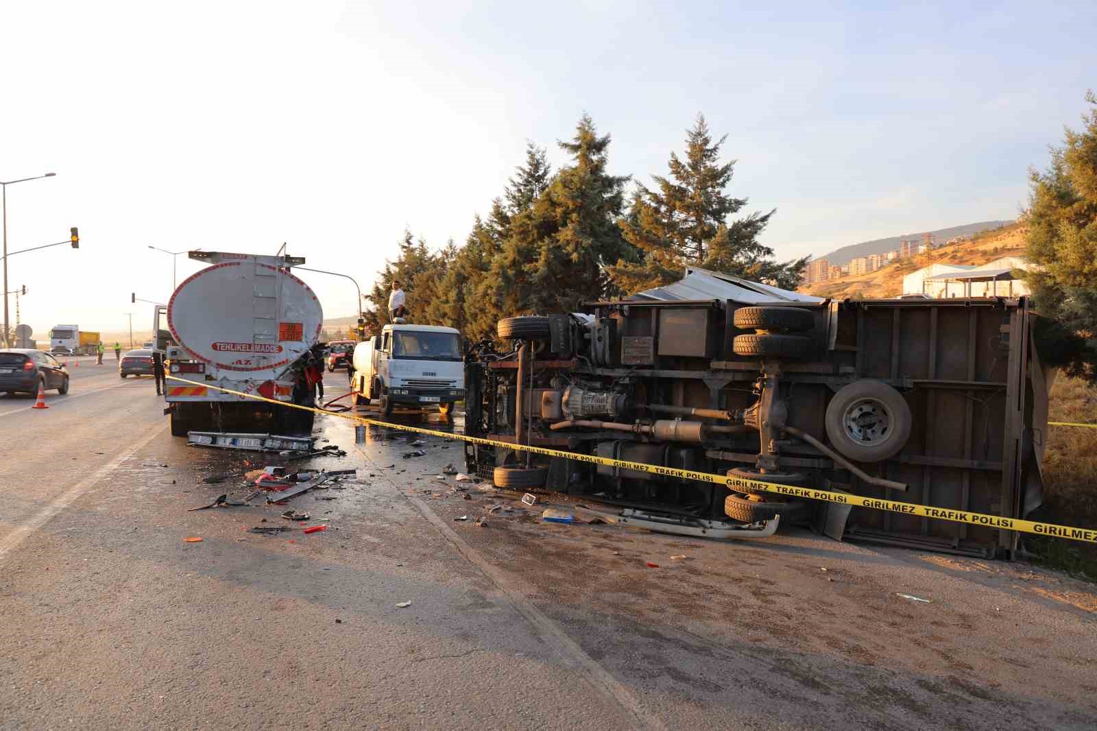 Yakıt tankerine çarpan kamyonetin sürücüsü hayatını kaybetti 1 yakit tankerine carpan kamyonetin surucusu hayatini kaybetti 0 SaVrGqbY