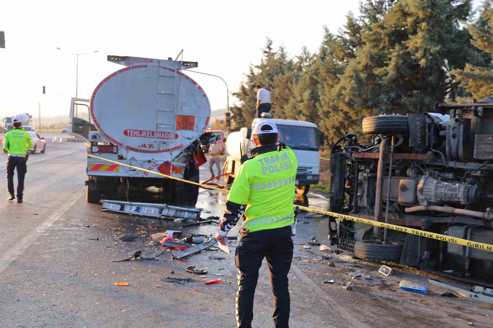 Yakıt tankerine çarpan kamyonetin sürücüsü hayatını kaybetti 8 yakit tankerine carpan kamyonetin surucusu hayatini kaybetti 4 rp3YWFCd