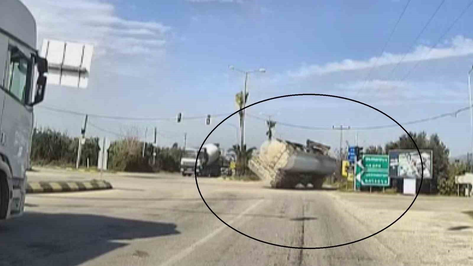 Yakıt yüklü tankerin portakal bahçesine uçtuğu anlar araç kamerasında 4 yakit yuklu tankerin portakal bahcesine uctugu anlar arac kamerasinda 0 PG5lqXss