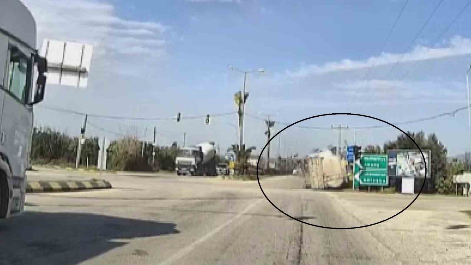 Yakıt yüklü tankerin portakal bahçesine uçtuğu anlar araç kamerasında 5 yakit yuklu tankerin portakal bahcesine uctugu anlar arac kamerasinda 1 wctQuFET
