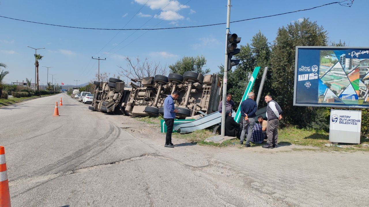 Yakıt yüklü tankerin portakal bahçesine uçtuğu anlar araç kamerasında 6 yakit yuklu tankerin portakal bahcesine uctugu anlar arac kamerasinda 2
