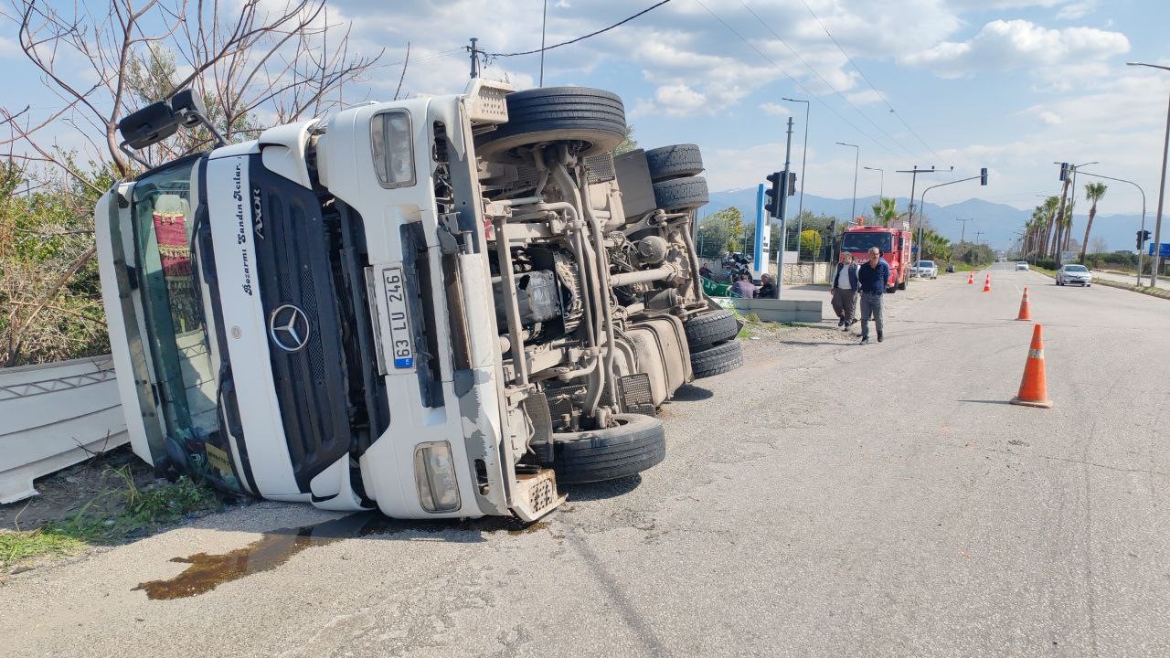 Yakıt yüklü tankerin portakal bahçesine uçtuğu anlar araç kamerasında 8 yakit yuklu tankerin portakal bahcesine uctugu anlar arac kamerasinda 4 cZ6qXZiO