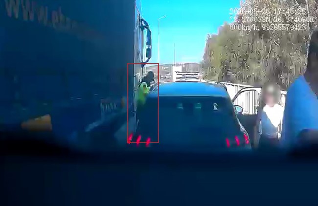 yakiti biten araca yardima kosmustu otoyol jandarmasi olumden dondu 0