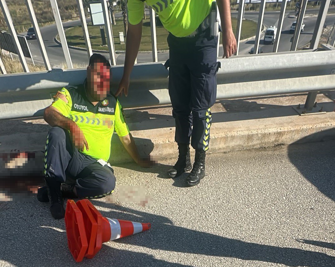 yakiti biten araca yardima kosmustu otoyol jandarmasi olumden dondu 1 KFYRUssO