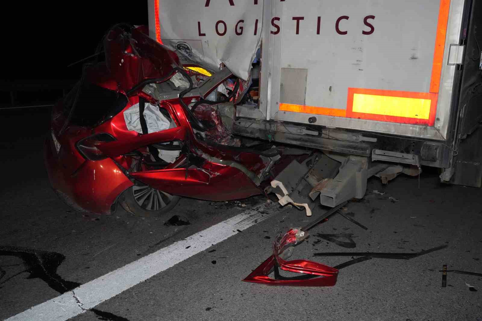 yakiti biten tira arkadan carpan otomobil hurdaya dondu surucu hayatini kaybetti 1 uAbW88RZ