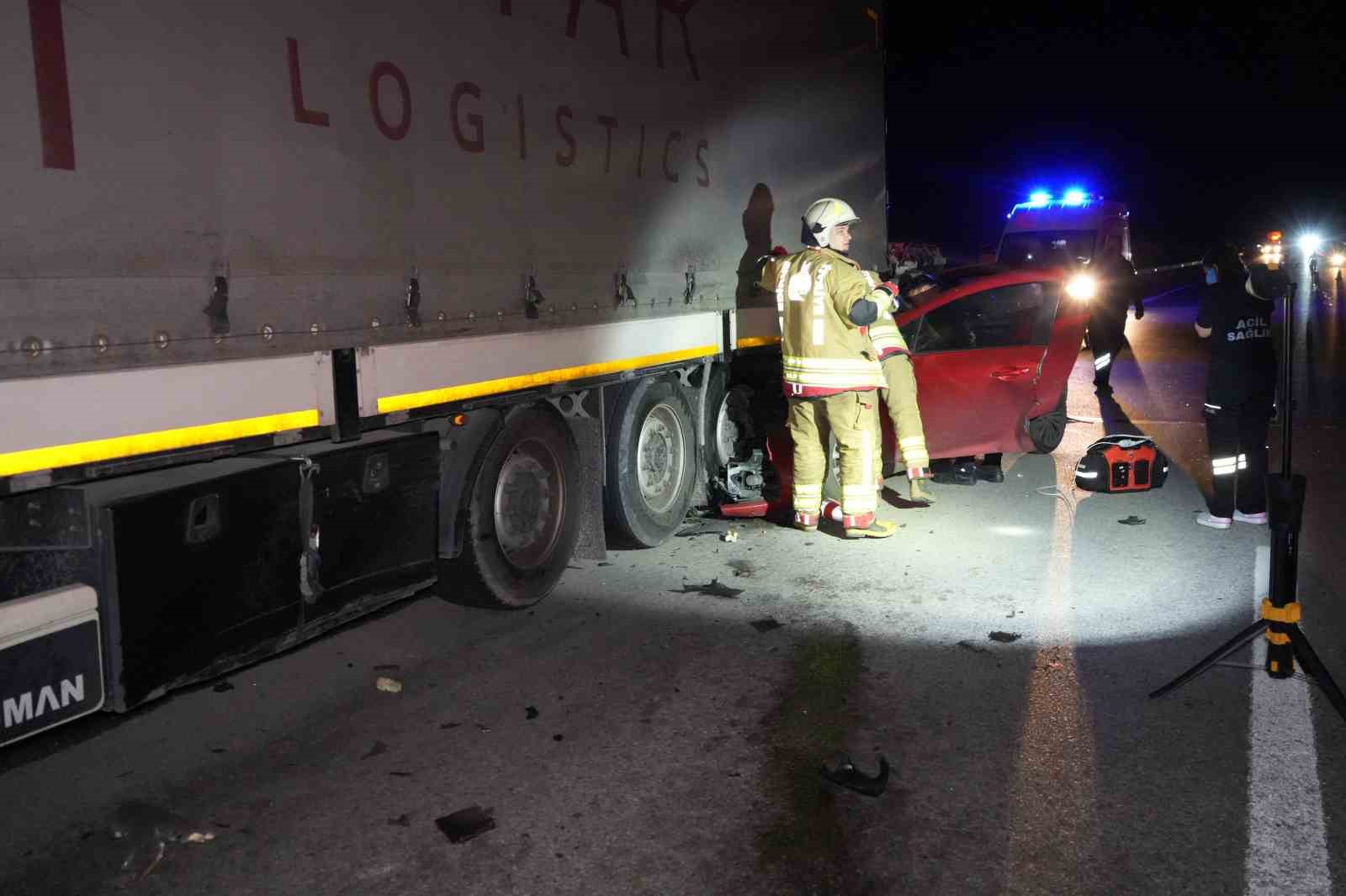 yakiti biten tira arkadan carpan otomobil hurdaya dondu surucu hayatini kaybetti 3 9MJeOFrU
