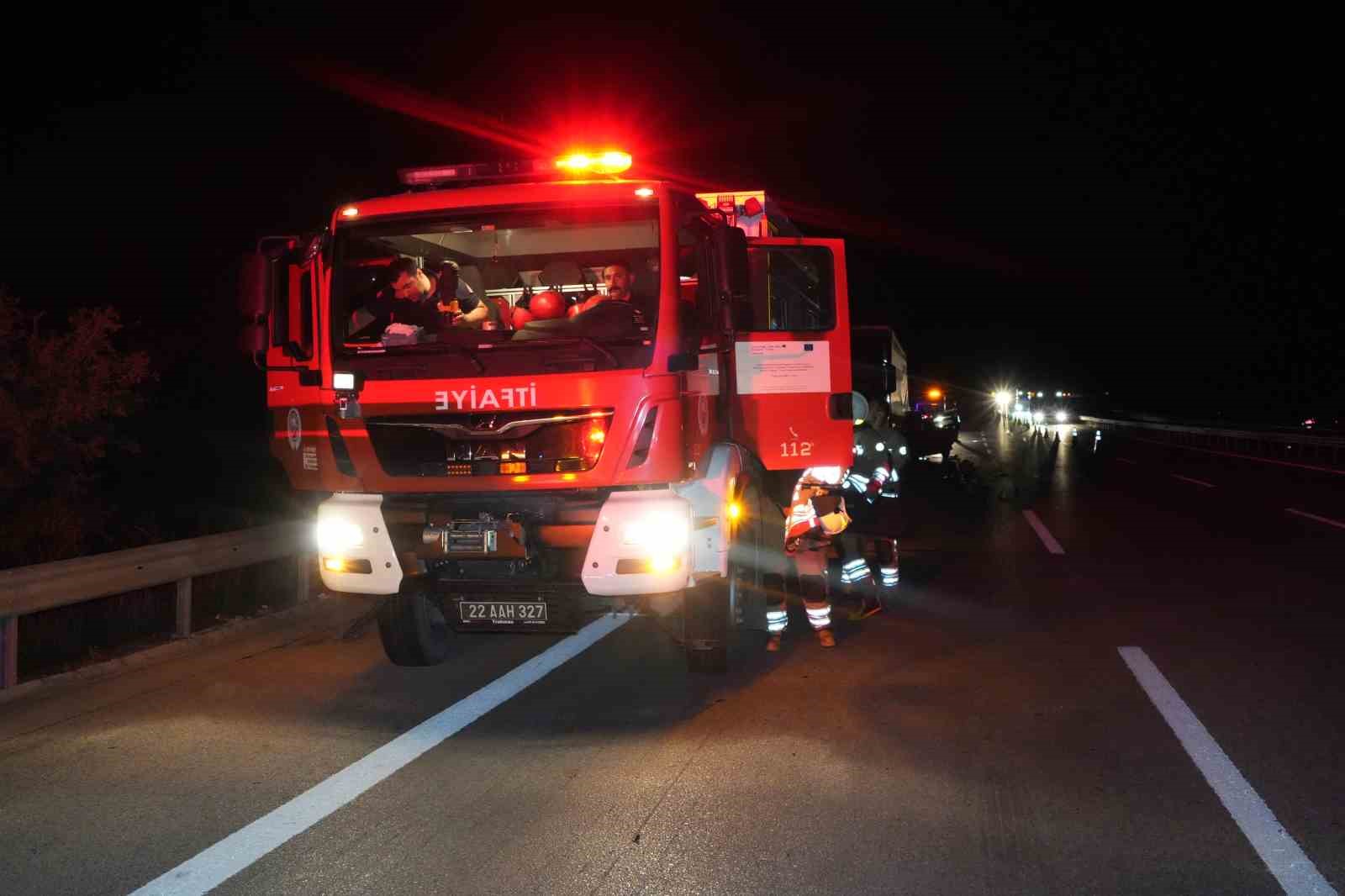 yakiti biten tira arkadan carpan otomobil hurdaya dondu surucu hayatini kaybetti 4