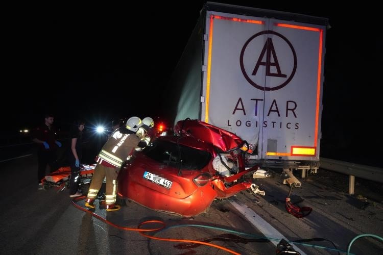 yakiti biten tira arkadan carpan otomobil hurdaya dondu surucu hayatini kaybetti 7 lT5FpmLN