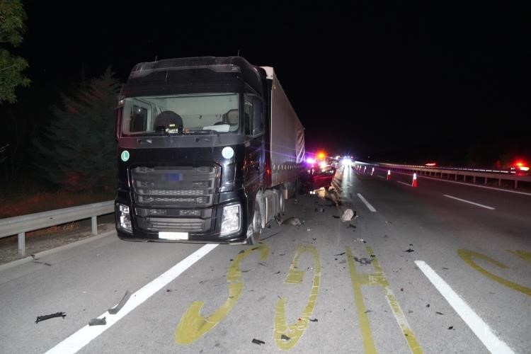 yakiti biten tira arkadan carpan otomobil hurdaya dondu surucu hayatini kaybetti 8 bfvs16Rr