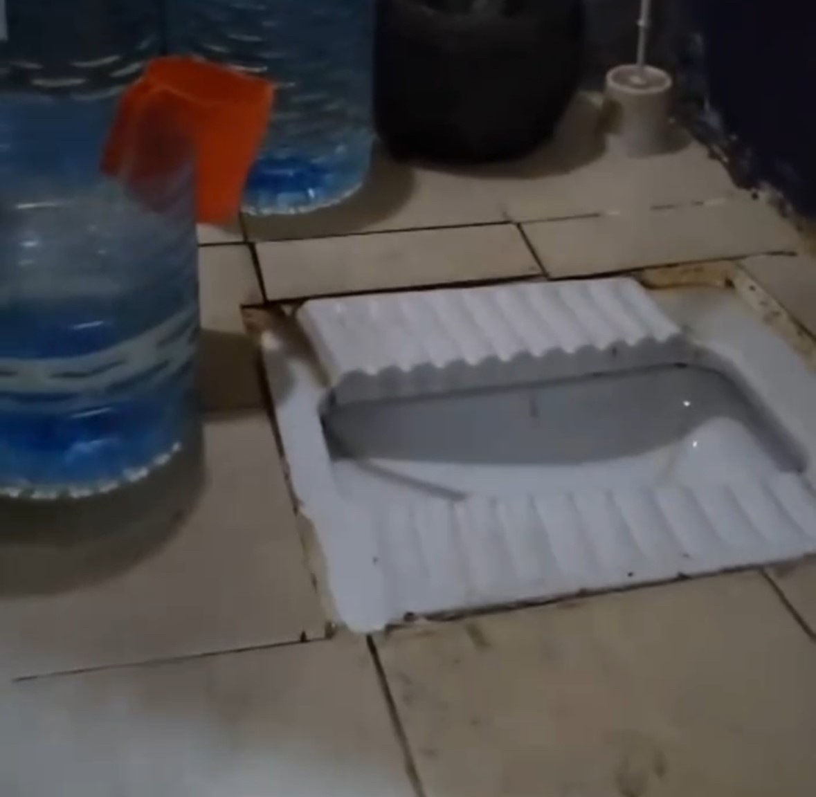 yaklasik 1 aydir demir sahasinda bekleyen geminin personeli tepkili 1 idCzIWC2