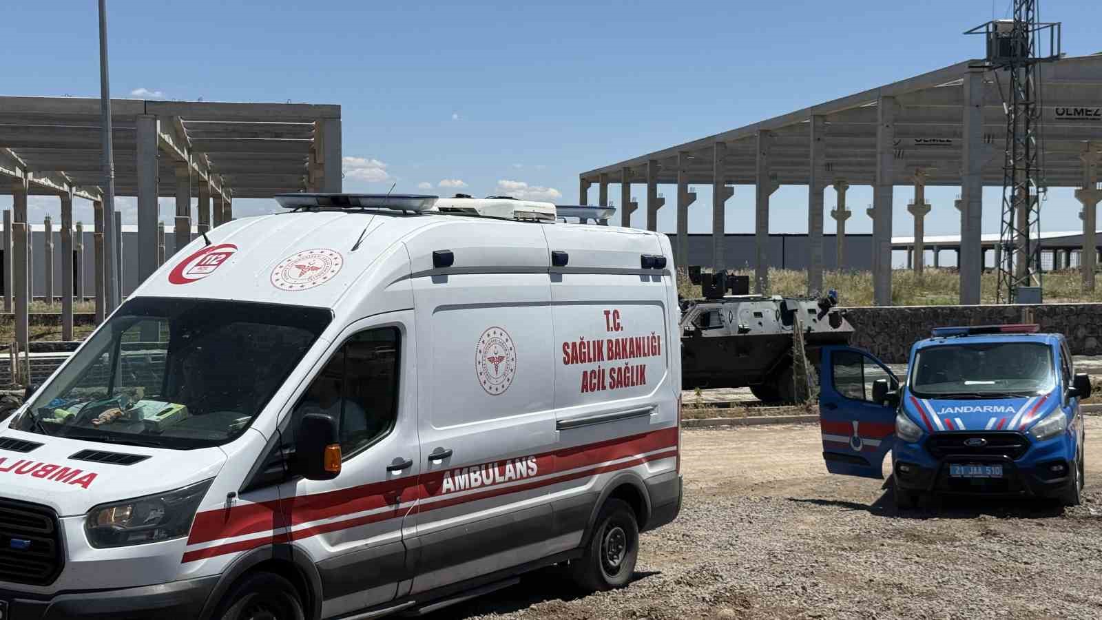 Yaklaşık 15 tonluk beton blok altında kaldılar: 1 ölü, 1 yaralı 6 yaklasik 15 tonluk beton blok altinda kaldilar 1 olu 1 yarali 2 SgkmVFzj