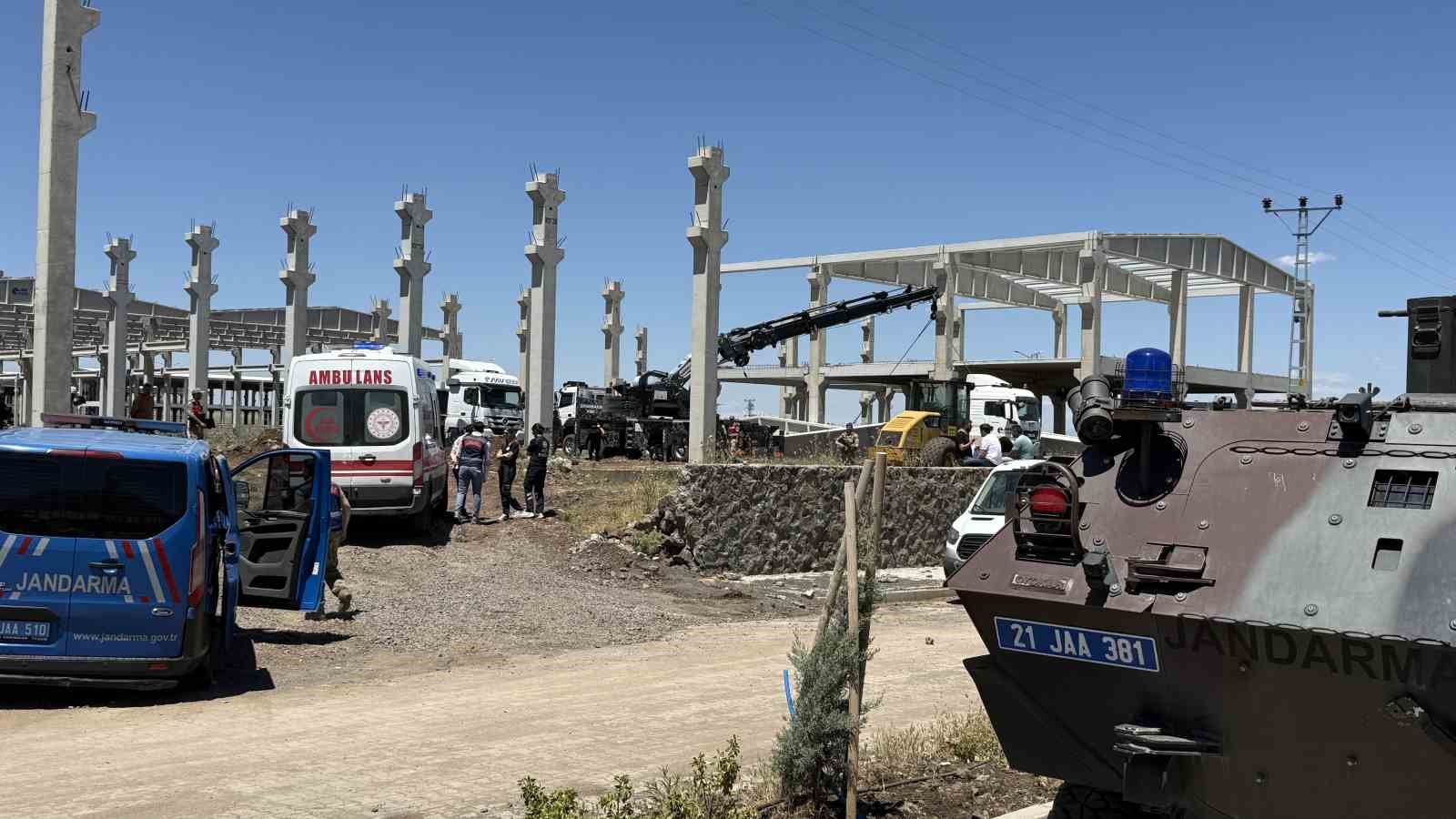 Yaklaşık 15 tonluk beton blok altında kaldılar: 1 ölü, 1 yaralı 7 yaklasik 15 tonluk beton blok altinda kaldilar 1 olu 1 yarali 3 upFNuMp7